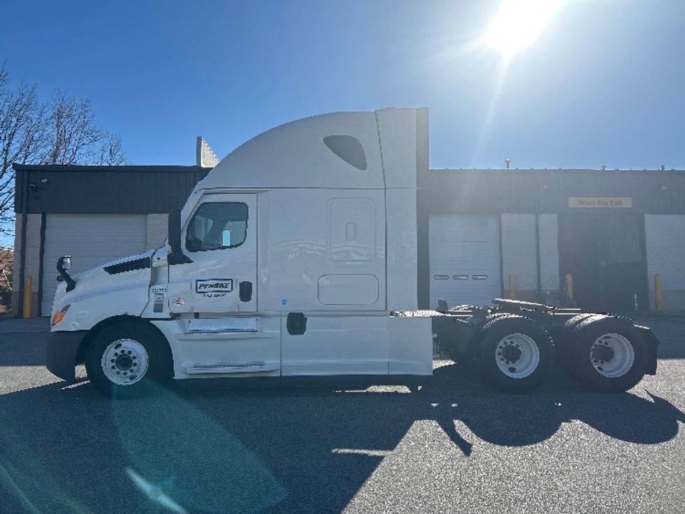 Sleeper Tractor-Heavy Duty Tractors-Freightliner-2022-T12664ST-Greensboro-NC-595,150\n\t\tmiles-$ 58,750 - Image 4
