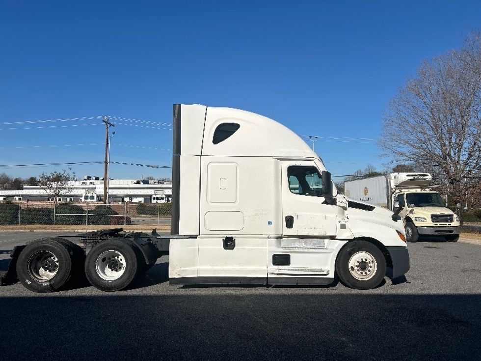 Sleeper Tractor-Heavy Duty Tractors-Freightliner-2022-T12664ST-Greensboro-NC-595,150\n\t\tmiles-$ 58,750 - Image 8