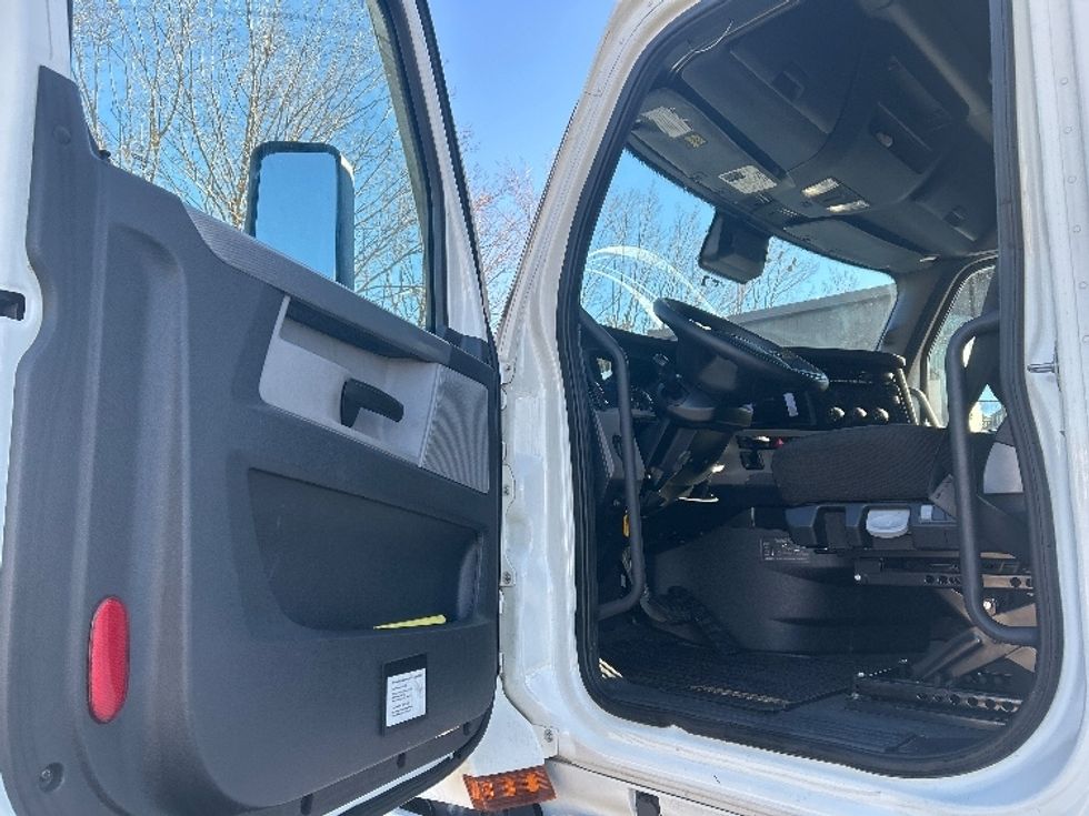 Sleeper Tractor-Heavy Duty Tractors-Freightliner-2022-T12664ST-Greensboro-NC-595,150\n\t\tmiles-$ 58,750 - Image 9