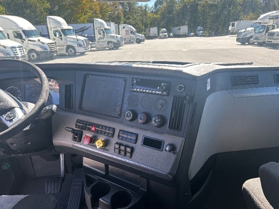 Sleeper Tractor-Heavy Duty Tractors-Freightliner-2022-T12664ST-Greensboro-NC-598,590\n\t\tmiles-$ 64,250 - Image 12