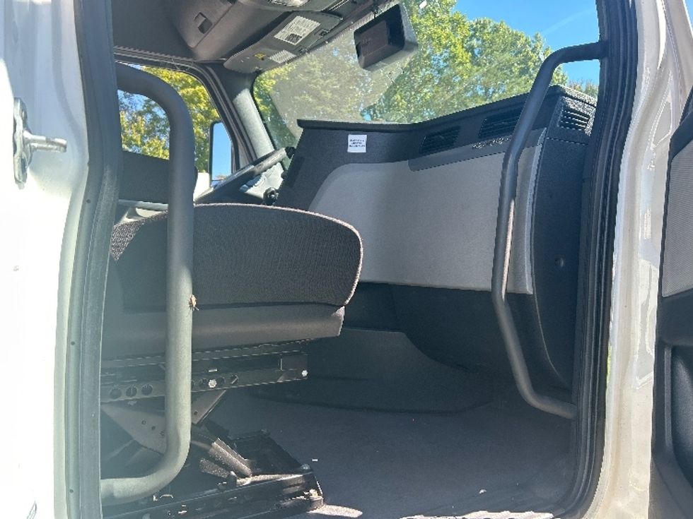 Sleeper Tractor-Heavy Duty Tractors-Freightliner-2022-T12664ST-Greensboro-NC-598,590\n\t\tmiles-$ 64,250 - Image 13