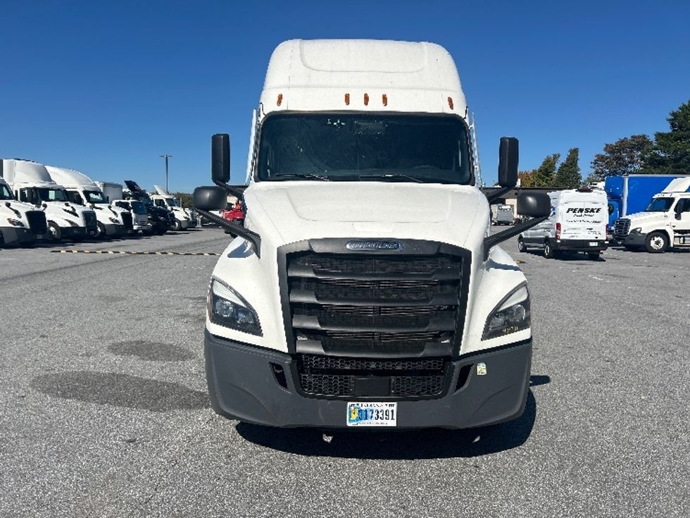Sleeper Tractor-Heavy Duty Tractors-Freightliner-2022-T12664ST-Greensboro-NC-598,590\n\t\tmiles-$ 64,250 - Image 2