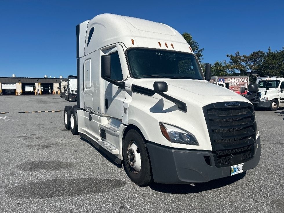 Sleeper Tractor-Heavy Duty Tractors-Freightliner-2022-T12664ST-Greensboro-NC-598,590\n\t\tmiles-$ 64,250 - Image 3
