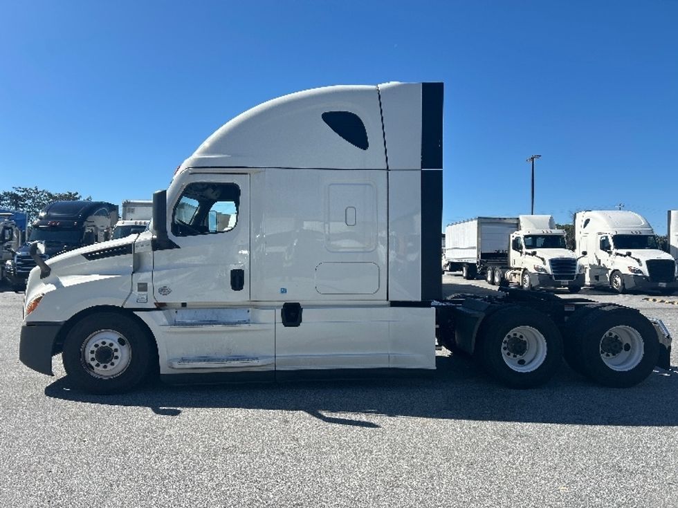 Sleeper Tractor-Heavy Duty Tractors-Freightliner-2022-T12664ST-Greensboro-NC-598,590\n\t\tmiles-$ 64,250 - Image 4