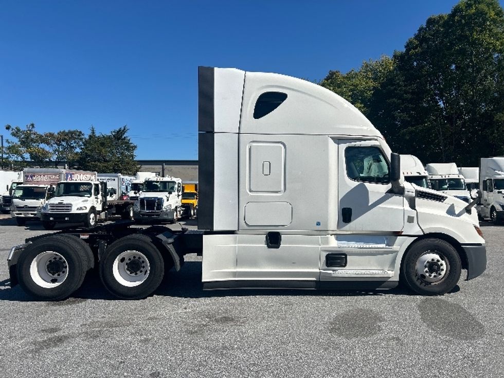 Sleeper Tractor-Heavy Duty Tractors-Freightliner-2022-T12664ST-Greensboro-NC-598,590\n\t\tmiles-$ 64,250 - Image 8