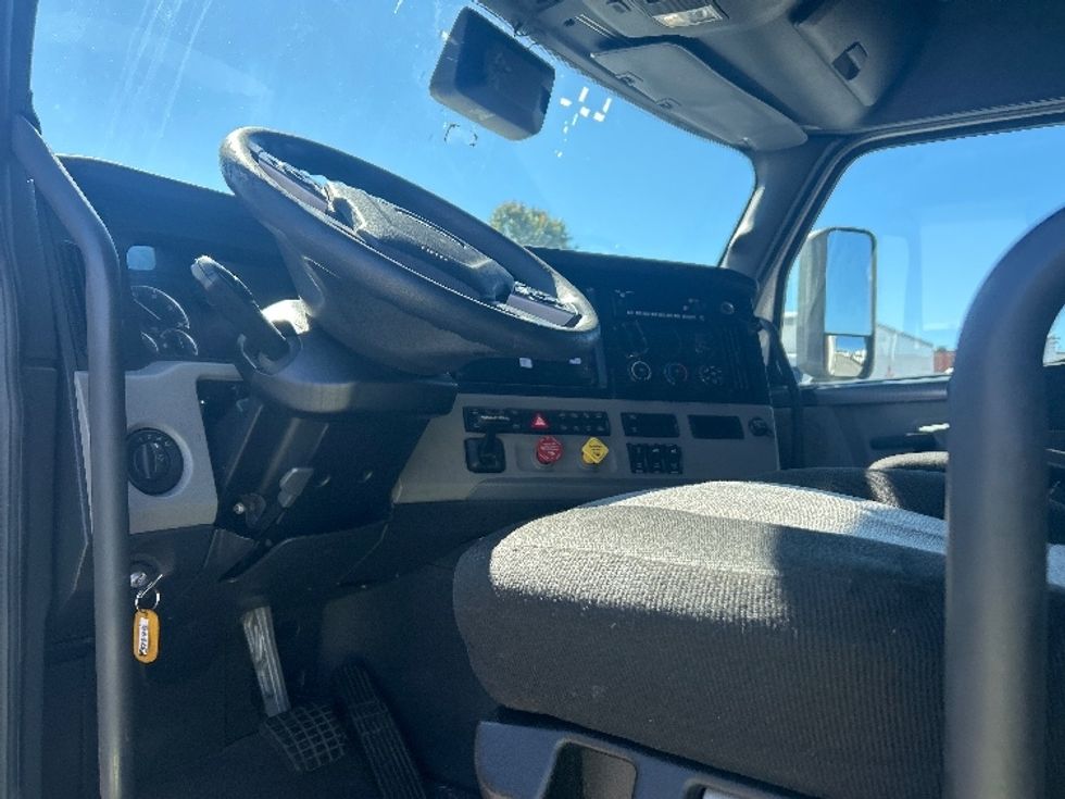 Sleeper Tractor-Heavy Duty Tractors-Freightliner-2022-T12664ST-Greensboro-NC-598,590\n\t\tmiles-$ 64,250 - Image 9