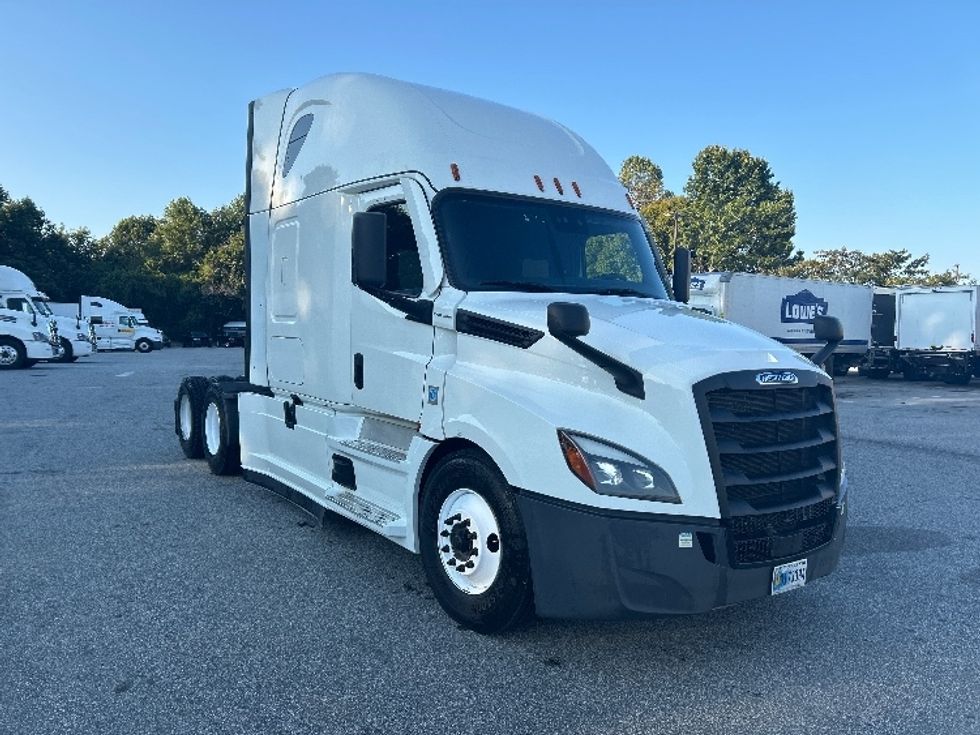 Sleeper Tractor-Heavy Duty Tractors-Freightliner-2022-T12664ST-Greensboro-NC-621,704\n\t\tmiles-$ 59,000 - Image 1