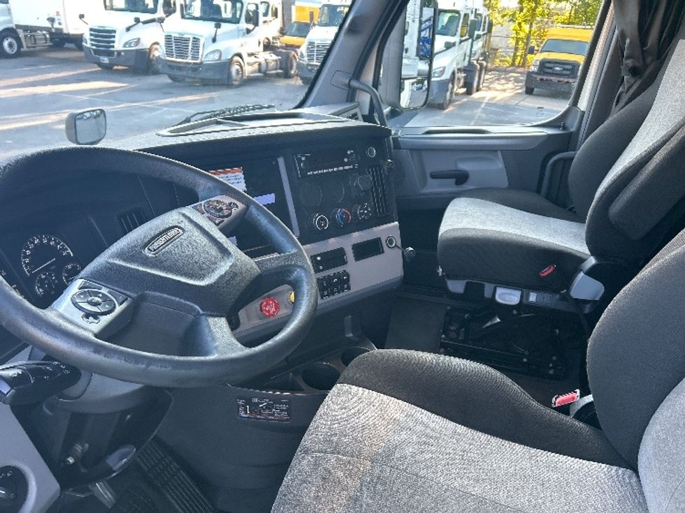 Sleeper Tractor-Heavy Duty Tractors-Freightliner-2022-T12664ST-Greensboro-NC-621,704\n\t\tmiles-$ 59,000 - Image 10