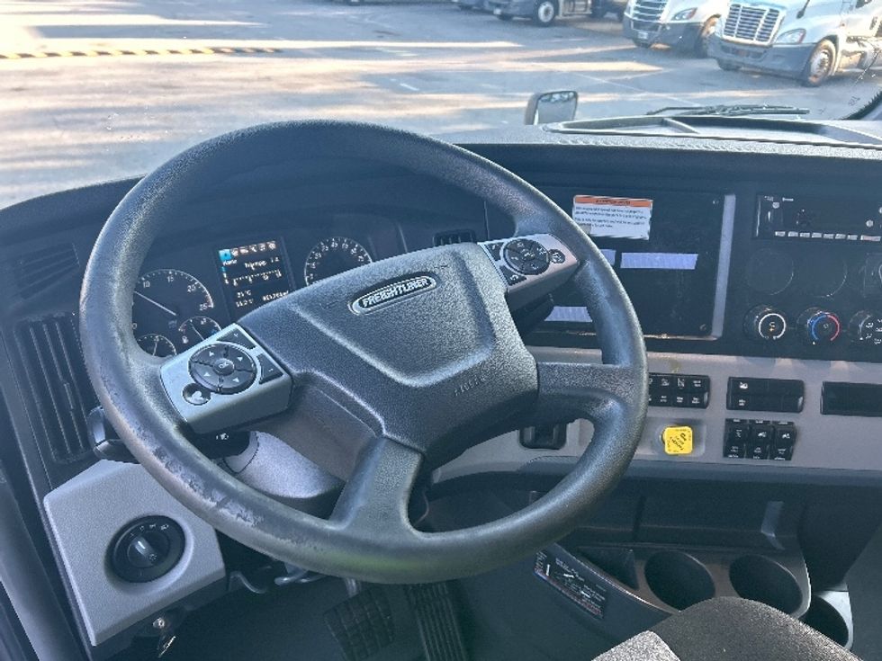 Sleeper Tractor-Heavy Duty Tractors-Freightliner-2022-T12664ST-Greensboro-NC-621,704\n\t\tmiles-$ 59,000 - Image 11
