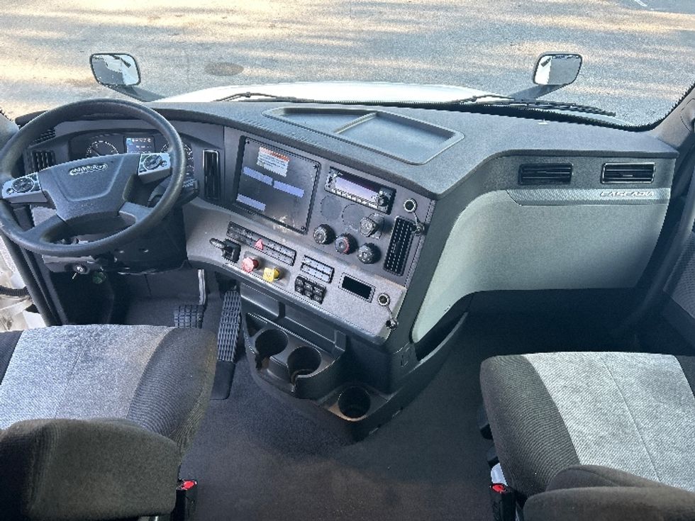 Sleeper Tractor-Heavy Duty Tractors-Freightliner-2022-T12664ST-Greensboro-NC-621,704\n\t\tmiles-$ 59,000 - Image 12