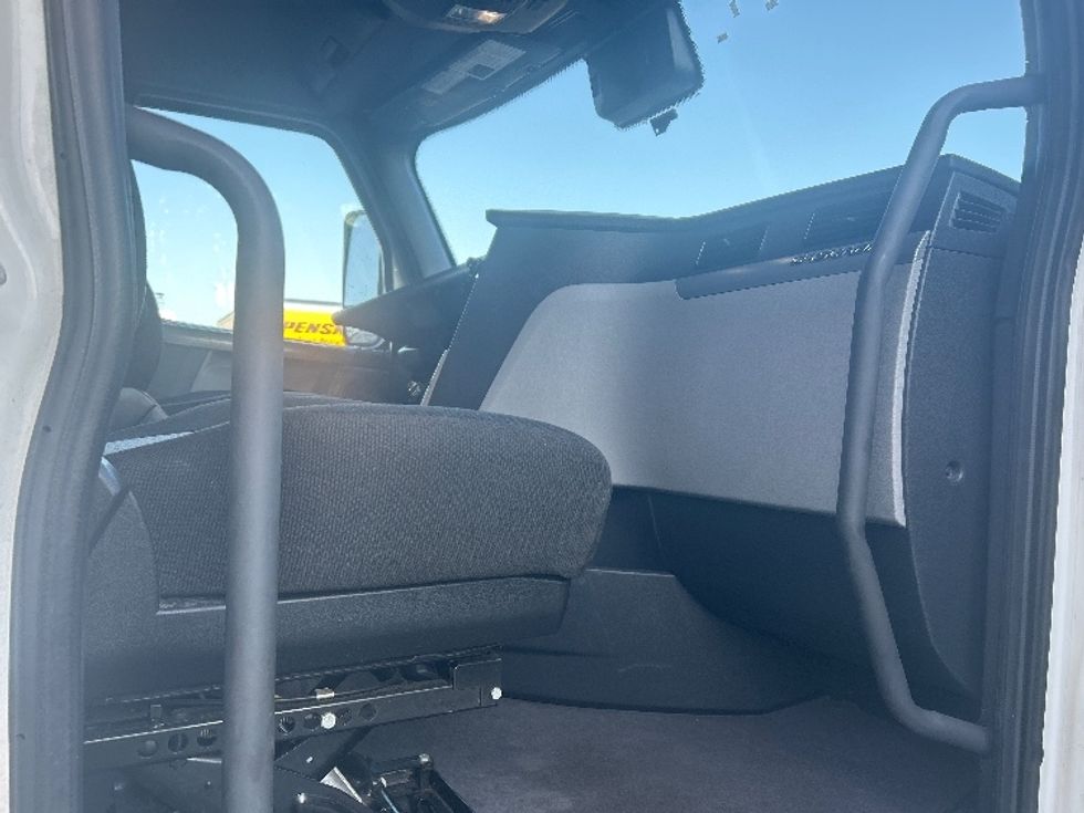 Sleeper Tractor-Heavy Duty Tractors-Freightliner-2022-T12664ST-Greensboro-NC-621,704\n\t\tmiles-$ 59,000 - Image 13