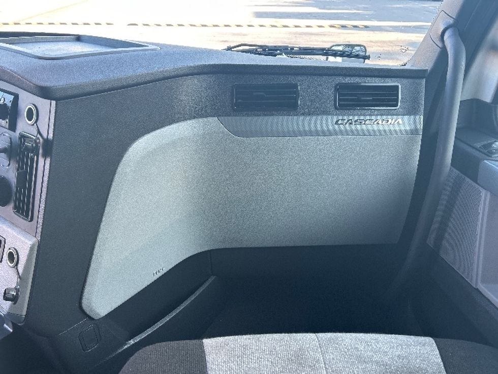 Sleeper Tractor-Heavy Duty Tractors-Freightliner-2022-T12664ST-Greensboro-NC-621,704\n\t\tmiles-$ 59,000 - Image 14