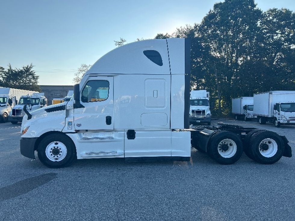 Sleeper Tractor-Heavy Duty Tractors-Freightliner-2022-T12664ST-Greensboro-NC-621,704\n\t\tmiles-$ 59,000 - Image 4