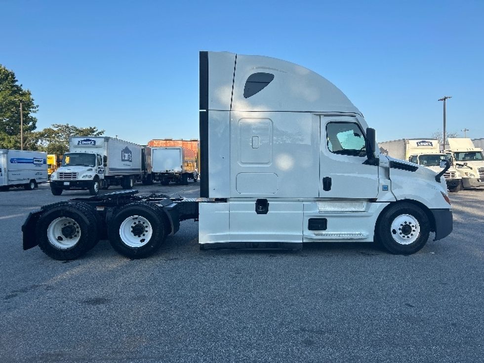 Sleeper Tractor-Heavy Duty Tractors-Freightliner-2022-T12664ST-Greensboro-NC-621,704\n\t\tmiles-$ 59,000 - Image 8