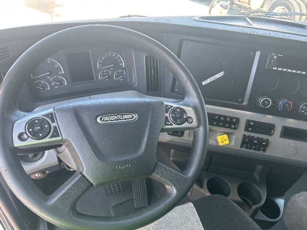 Sleeper Tractor-Heavy Duty Tractors-Freightliner-2022-T12664ST-Greensboro-NC-625,231\n\t\tmiles-$ 58,500 - Image 10