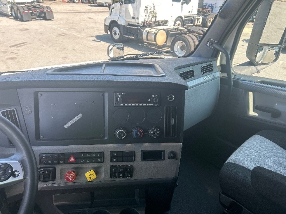 Sleeper Tractor-Heavy Duty Tractors-Freightliner-2022-T12664ST-Greensboro-NC-625,231\n\t\tmiles-$ 58,500 - Image 11