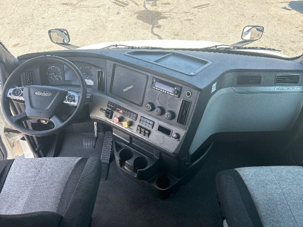 Sleeper Tractor-Heavy Duty Tractors-Freightliner-2022-T12664ST-Greensboro-NC-625,231\n\t\tmiles-$ 58,500 - Image 12