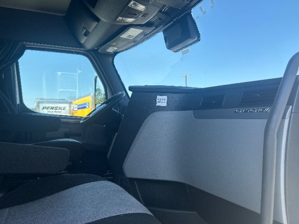 Sleeper Tractor-Heavy Duty Tractors-Freightliner-2022-T12664ST-Greensboro-NC-625,231\n\t\tmiles-$ 58,500 - Image 13