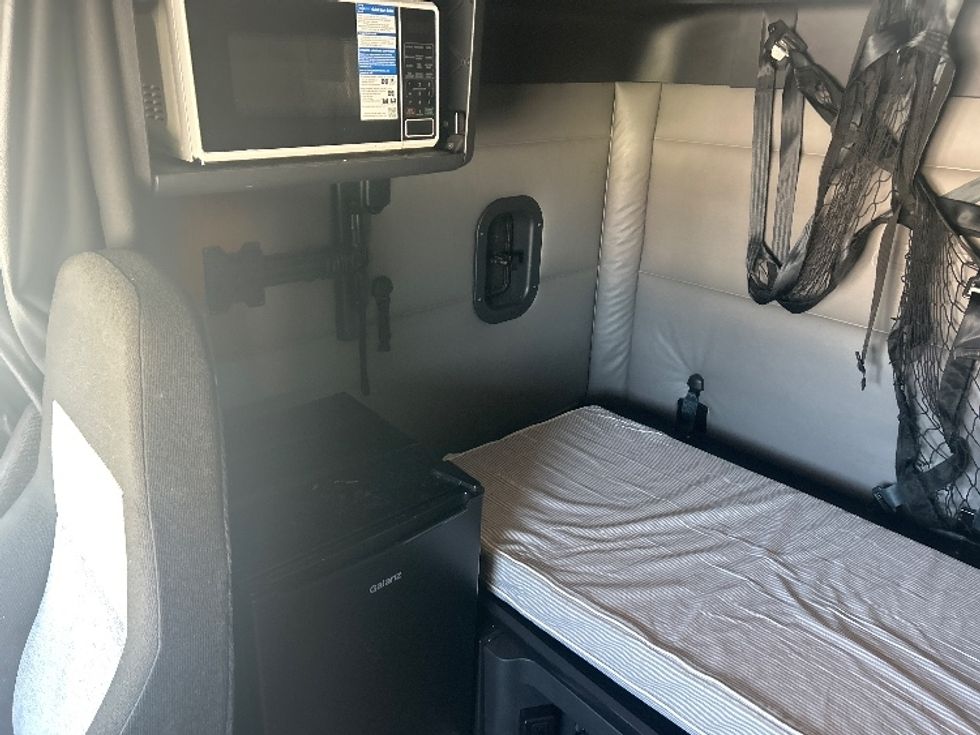 Sleeper Tractor-Heavy Duty Tractors-Freightliner-2022-T12664ST-Greensboro-NC-625,231\n\t\tmiles-$ 58,500 - Image 17