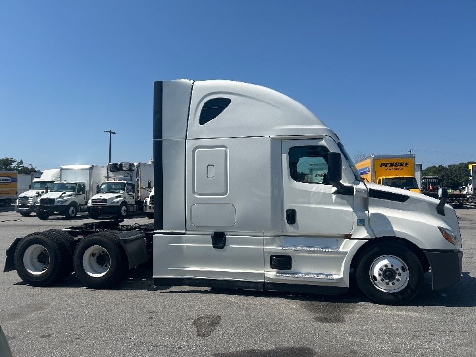 Sleeper Tractor-Heavy Duty Tractors-Freightliner-2022-T12664ST-Greensboro-NC-625,231\n\t\tmiles-$ 58,500 - Image 8