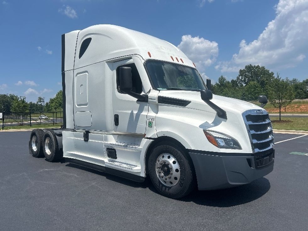 Sleeper Tractor-Heavy Duty Tractors-Freightliner-2022-T12664ST-Greensboro-NC-716,603\n\t\tmiles-$ 59,250 - Image 1