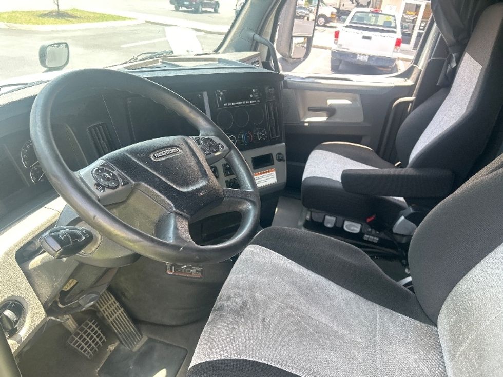 Sleeper Tractor-Heavy Duty Tractors-Freightliner-2022-T12664ST-Greensboro-NC-716,603\n\t\tmiles-$ 59,250 - Image 10