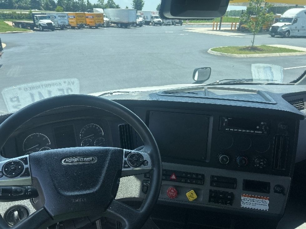 Sleeper Tractor-Heavy Duty Tractors-Freightliner-2022-T12664ST-Greensboro-NC-716,603\n\t\tmiles-$ 59,250 - Image 11