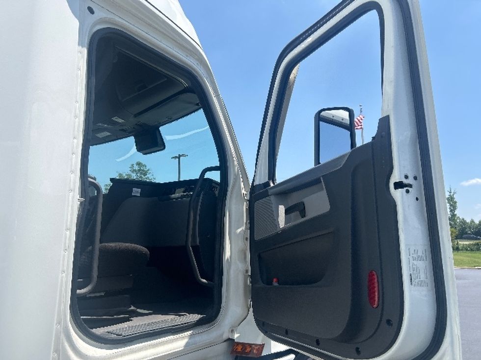 Sleeper Tractor-Heavy Duty Tractors-Freightliner-2022-T12664ST-Greensboro-NC-716,603\n\t\tmiles-$ 59,250 - Image 13