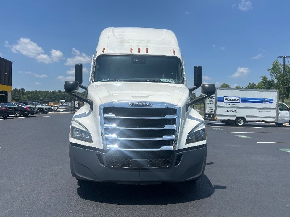 Sleeper Tractor-Heavy Duty Tractors-Freightliner-2022-T12664ST-Greensboro-NC-716,603\n\t\tmiles-$ 59,250 - Image 2