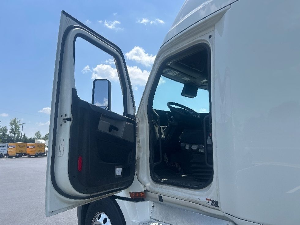 Sleeper Tractor-Heavy Duty Tractors-Freightliner-2022-T12664ST-Greensboro-NC-716,603\n\t\tmiles-$ 59,250 - Image 9
