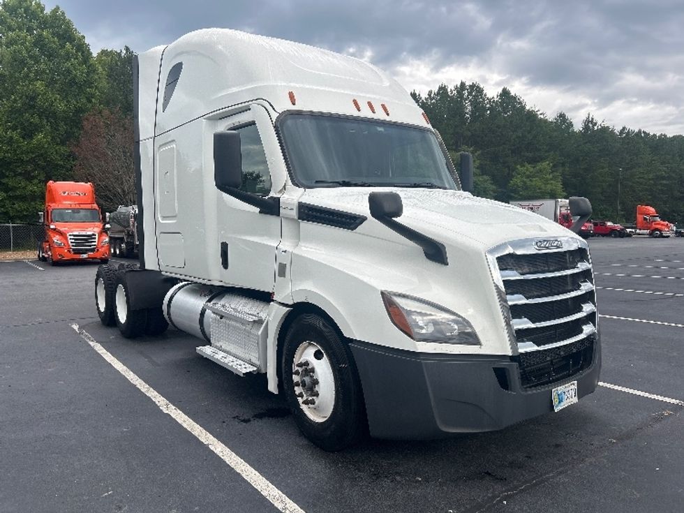 Sleeper Tractor-Heavy Duty Tractors-Freightliner-2022-T12664ST-Greensboro-NC-806,308\n\t\tmiles-$ 48,500 - Image 1