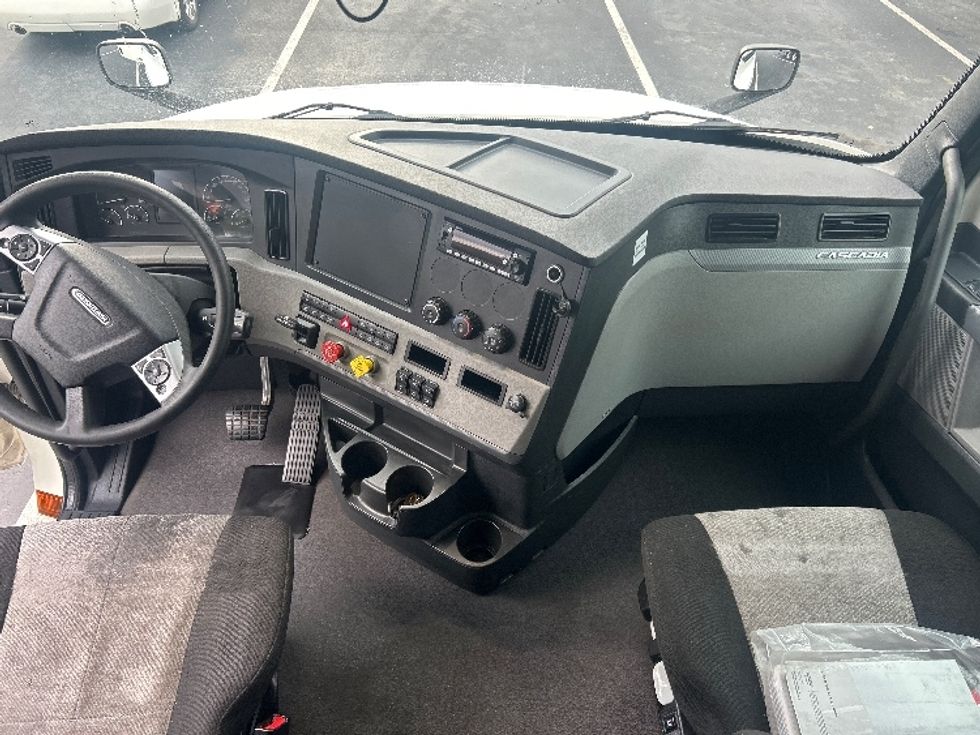 Sleeper Tractor-Heavy Duty Tractors-Freightliner-2022-T12664ST-Greensboro-NC-806,308\n\t\tmiles-$ 48,500 - Image 12