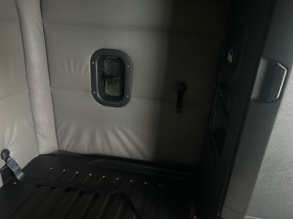 Sleeper Tractor-Heavy Duty Tractors-Freightliner-2022-T12664ST-Greensboro-NC-806,308\n\t\tmiles-$ 48,500 - Image 18