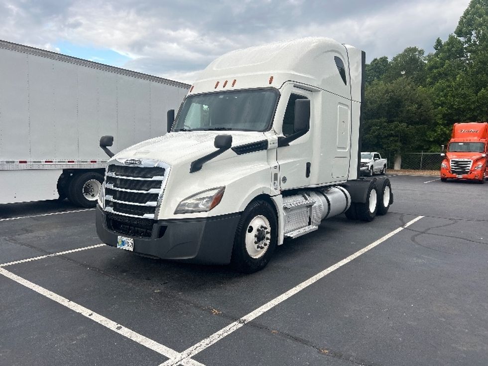 Sleeper Tractor-Heavy Duty Tractors-Freightliner-2022-T12664ST-Greensboro-NC-806,308\n\t\tmiles-$ 48,500 - Image 3