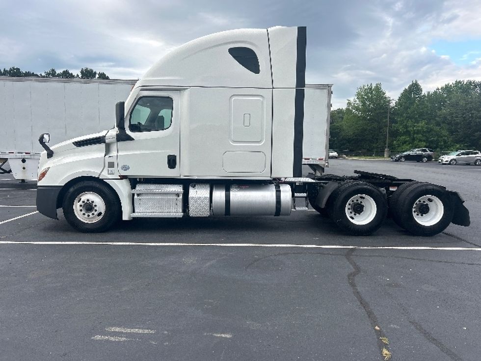 Sleeper Tractor-Heavy Duty Tractors-Freightliner-2022-T12664ST-Greensboro-NC-806,308\n\t\tmiles-$ 48,500 - Image 4