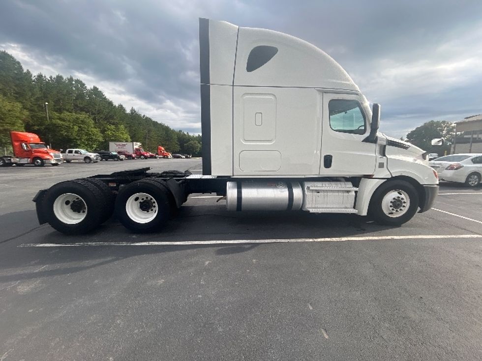 Sleeper Tractor-Heavy Duty Tractors-Freightliner-2022-T12664ST-Greensboro-NC-806,308\n\t\tmiles-$ 48,500 - Image 8