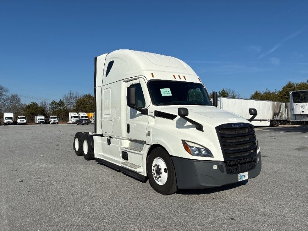 Sleeper Tractor-Heavy Duty Tractors-Freightliner-2022-T12664ST-Greenville-SC-654,283\n\t\tmiles-$ 51,750 - Image 1