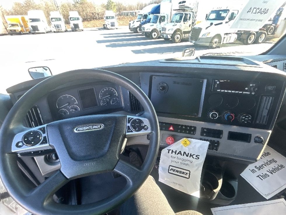 Sleeper Tractor-Heavy Duty Tractors-Freightliner-2022-T12664ST-Greenville-SC-654,283\n\t\tmiles-$ 51,750 - Image 11