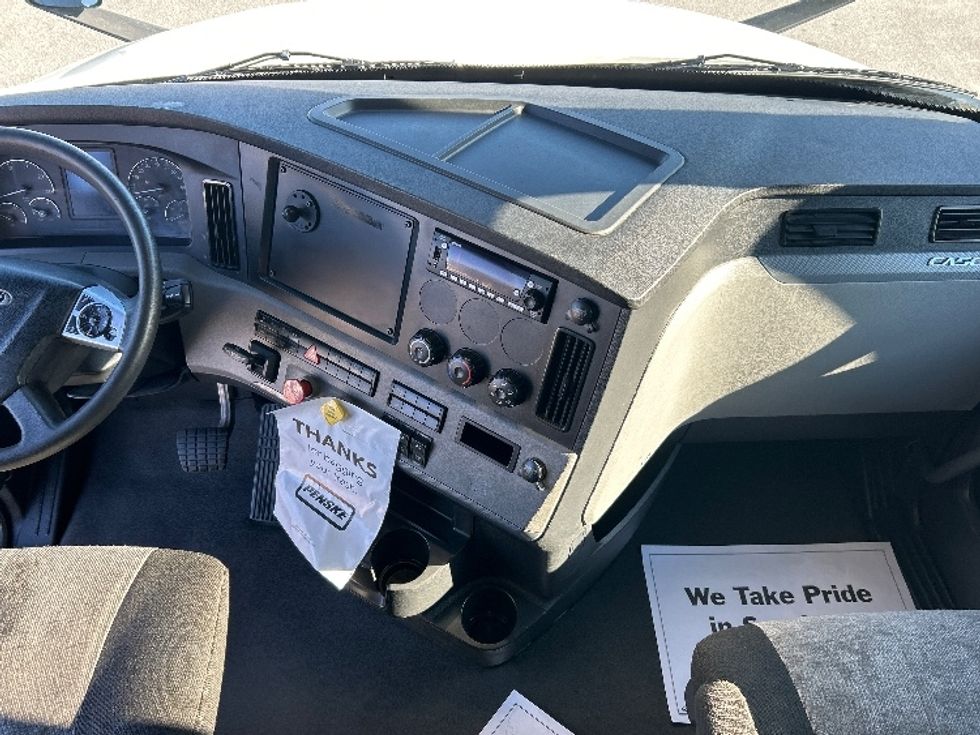 Sleeper Tractor-Heavy Duty Tractors-Freightliner-2022-T12664ST-Greenville-SC-654,283\n\t\tmiles-$ 51,750 - Image 12