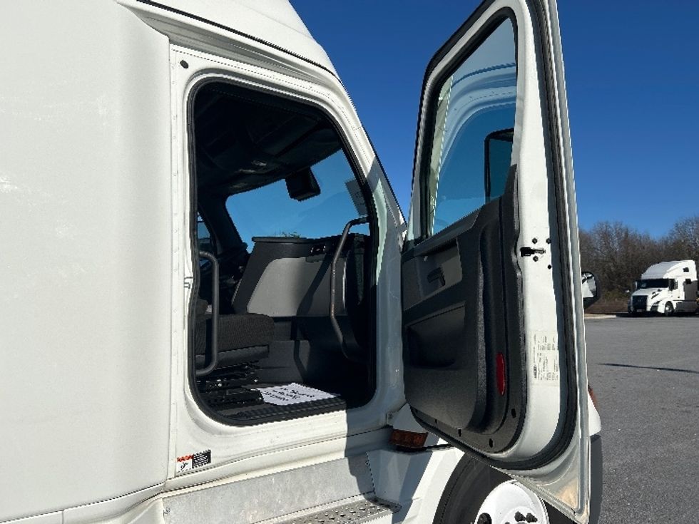 Sleeper Tractor-Heavy Duty Tractors-Freightliner-2022-T12664ST-Greenville-SC-654,283\n\t\tmiles-$ 51,750 - Image 13
