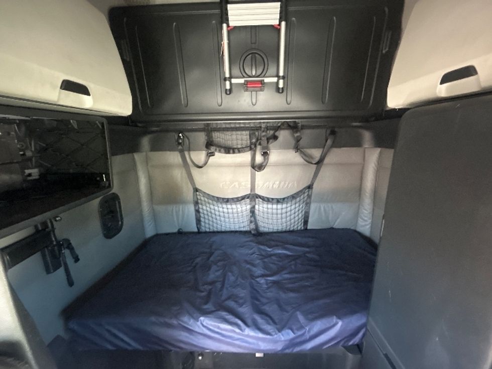 Sleeper Tractor-Heavy Duty Tractors-Freightliner-2022-T12664ST-Greenville-SC-654,283\n\t\tmiles-$ 51,750 - Image 16