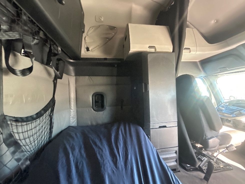 Sleeper Tractor-Heavy Duty Tractors-Freightliner-2022-T12664ST-Greenville-SC-654,283\n\t\tmiles-$ 51,750 - Image 18