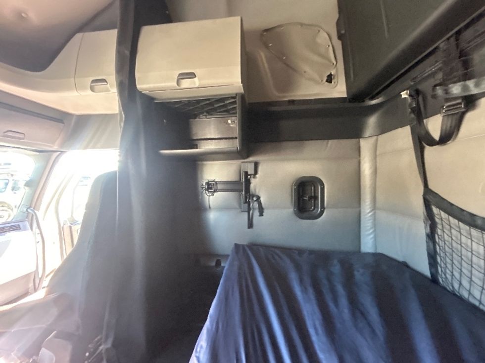 Sleeper Tractor-Heavy Duty Tractors-Freightliner-2022-T12664ST-Greenville-SC-654,283\n\t\tmiles-$ 51,750 - Image 19