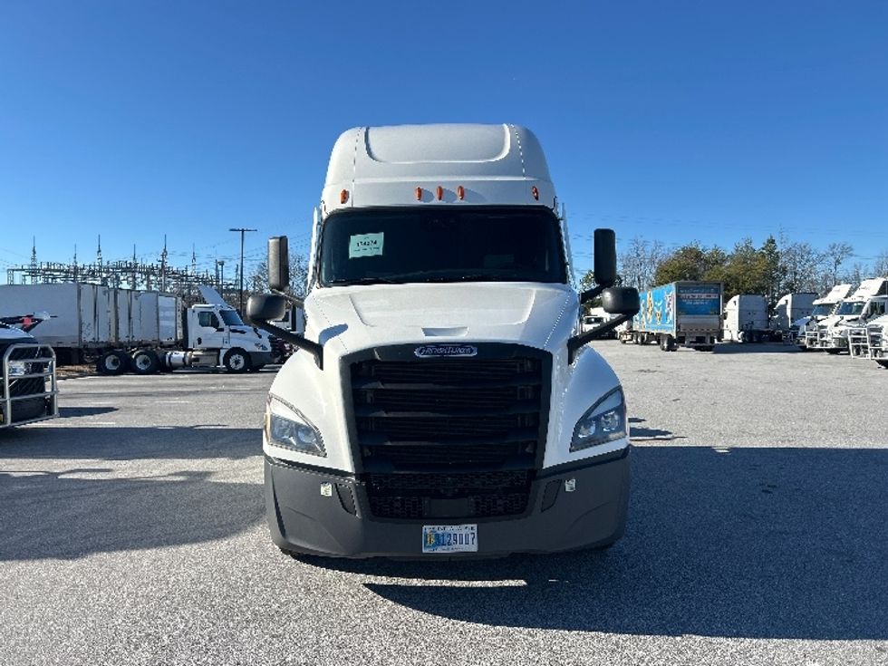 Sleeper Tractor-Heavy Duty Tractors-Freightliner-2022-T12664ST-Greenville-SC-654,283\n\t\tmiles-$ 51,750 - Image 2