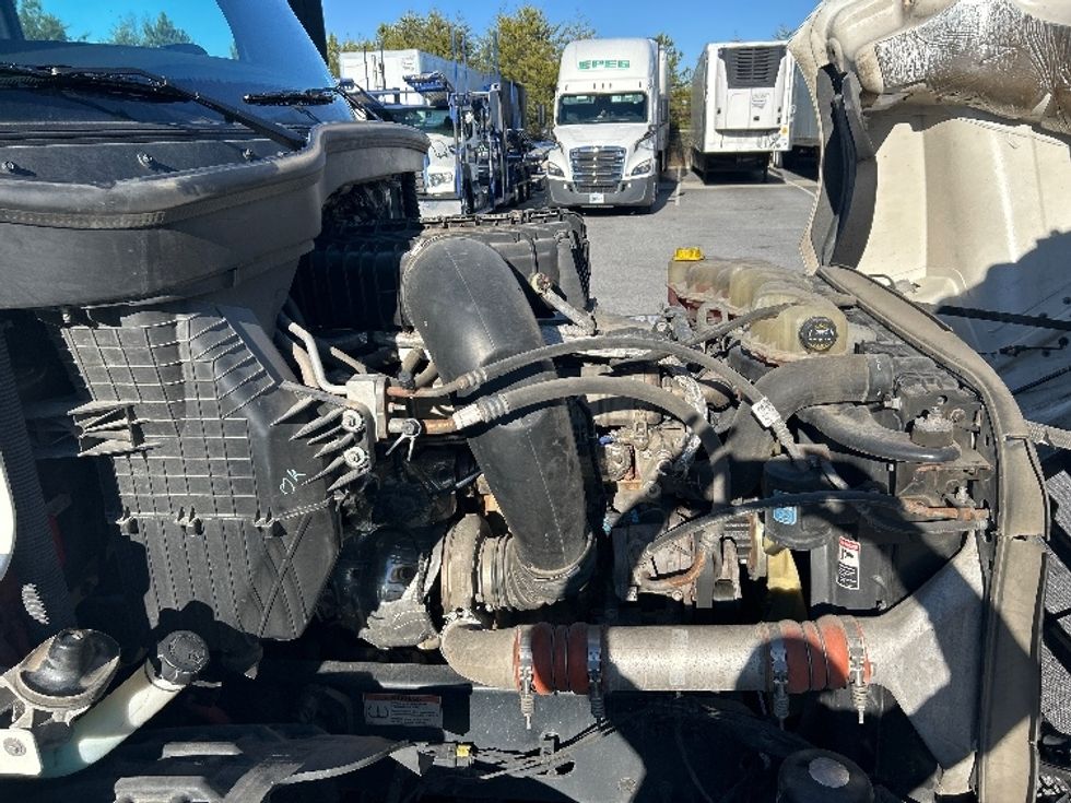 Sleeper Tractor-Heavy Duty Tractors-Freightliner-2022-T12664ST-Greenville-SC-654,283\n\t\tmiles-$ 51,750 - Image 20