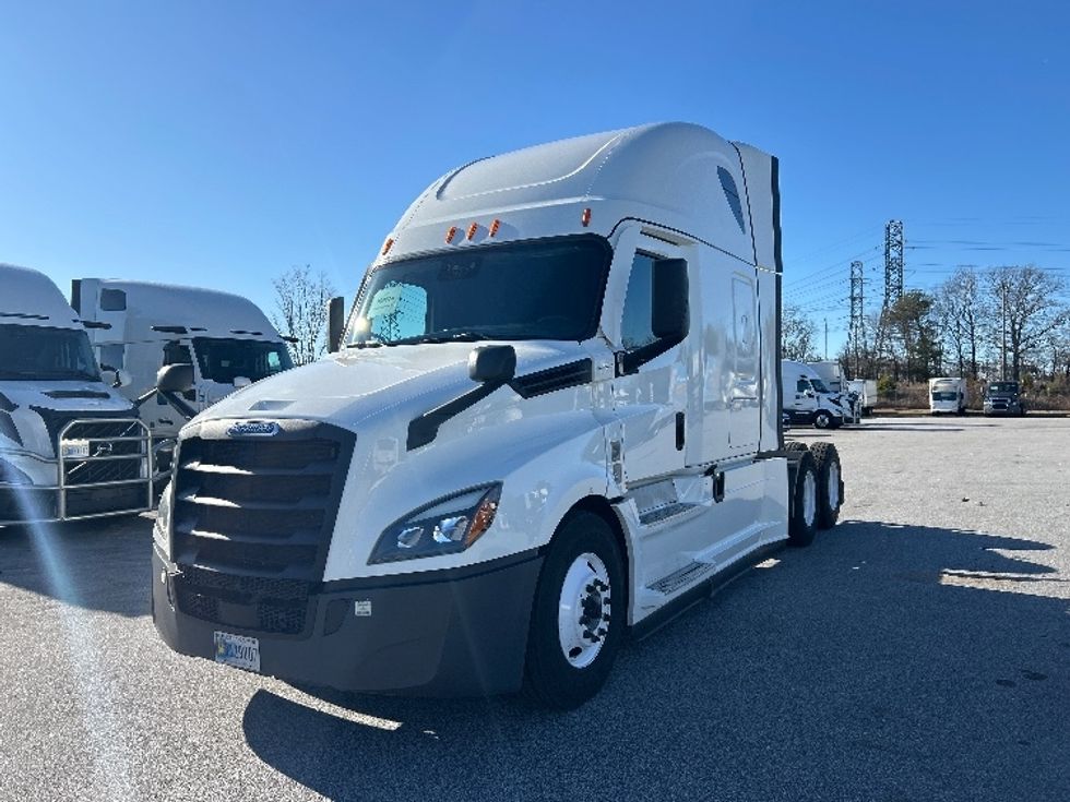 Sleeper Tractor-Heavy Duty Tractors-Freightliner-2022-T12664ST-Greenville-SC-654,283\n\t\tmiles-$ 51,750 - Image 3