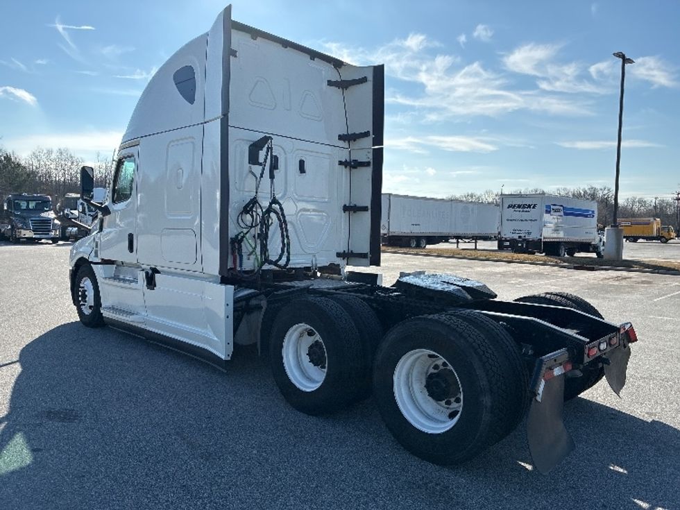 Sleeper Tractor-Heavy Duty Tractors-Freightliner-2022-T12664ST-Greenville-SC-654,283\n\t\tmiles-$ 51,750 - Image 5