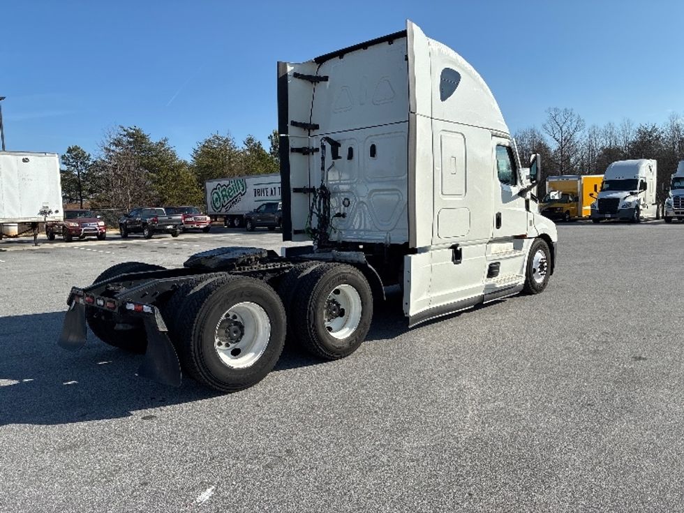 Sleeper Tractor-Heavy Duty Tractors-Freightliner-2022-T12664ST-Greenville-SC-654,283\n\t\tmiles-$ 51,750 - Image 7