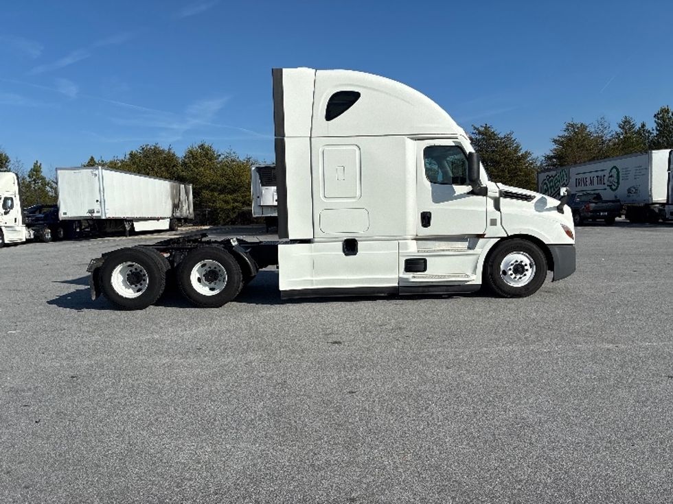 Sleeper Tractor-Heavy Duty Tractors-Freightliner-2022-T12664ST-Greenville-SC-654,283\n\t\tmiles-$ 51,750 - Image 8