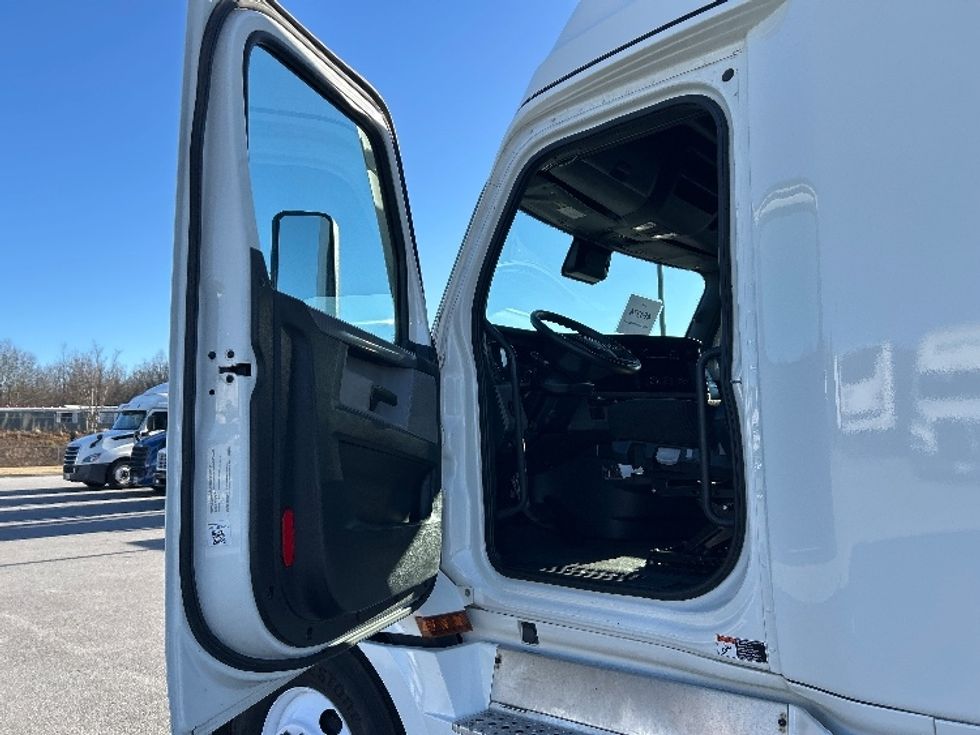 Sleeper Tractor-Heavy Duty Tractors-Freightliner-2022-T12664ST-Greenville-SC-654,283\n\t\tmiles-$ 51,750 - Image 9